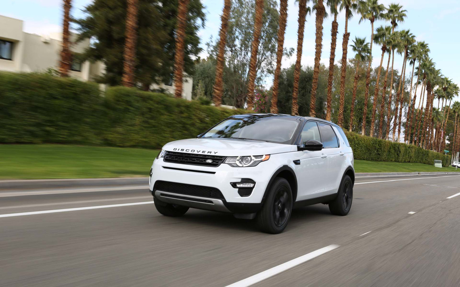 Comparison Land Rover Discovery Sport HSE 2017 vs Land Rover